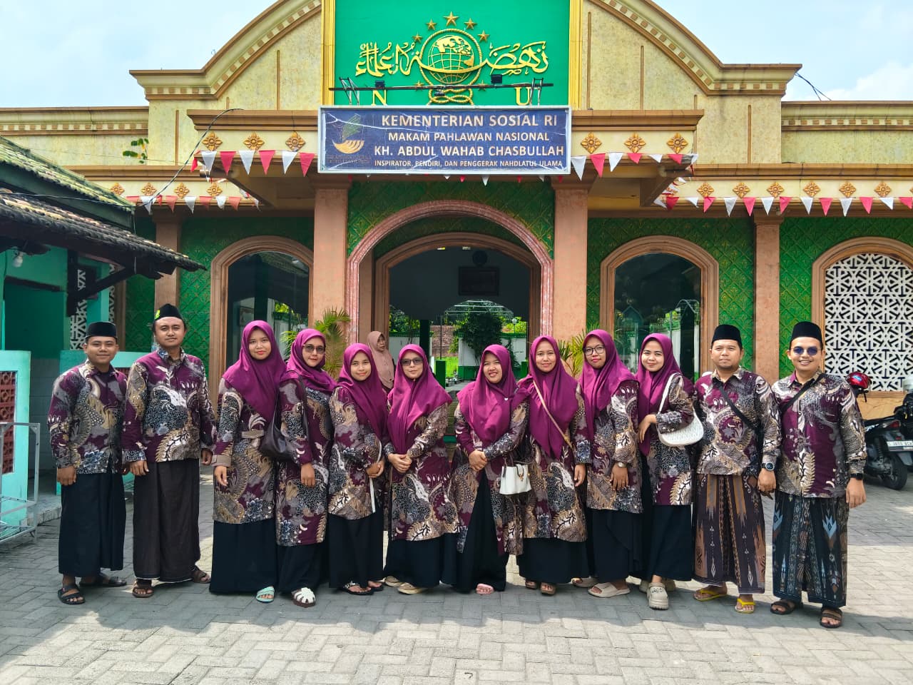 Mengisi Libur Sekolah dengan Ziarah Auliya, Guru MTs dan MA Sabilillah Perkuat Spirit Keilmuan